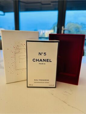 CHANEL No.5 Eau de Parfum - White and Black Packaging
